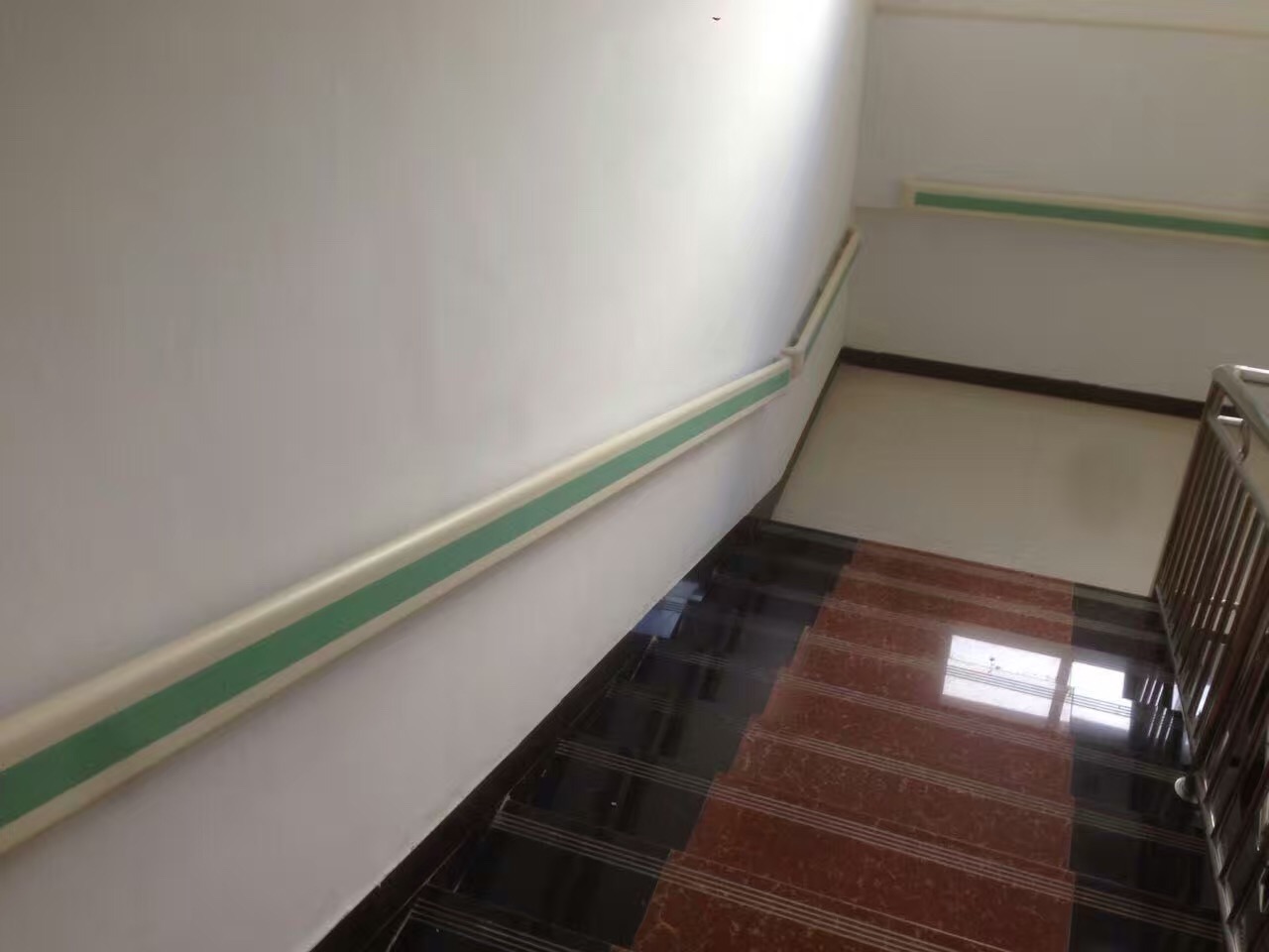 【贵州】镇宁怡心苑养老中心走廊里的小帮手--PVC防撞扶手