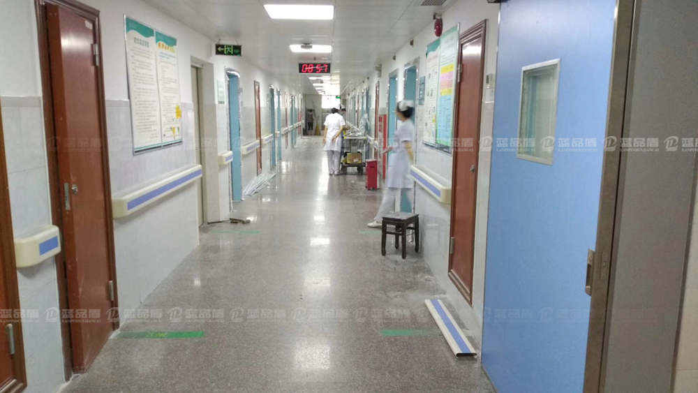 【广东省】第二人民医院无障碍设施改造之走廊扶手的安装