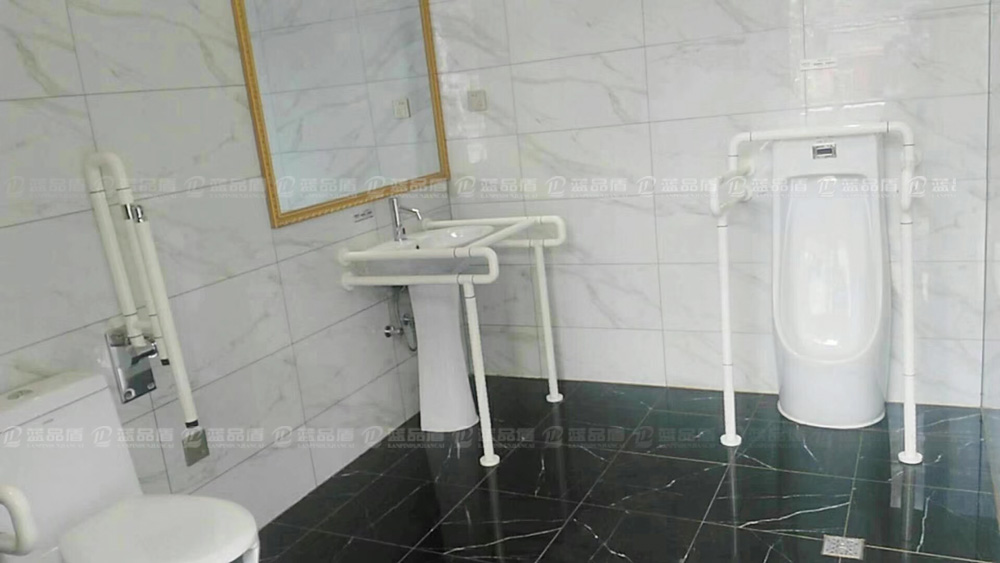 【湖南】张家界旅游景区公厕里的无障碍扶手款式