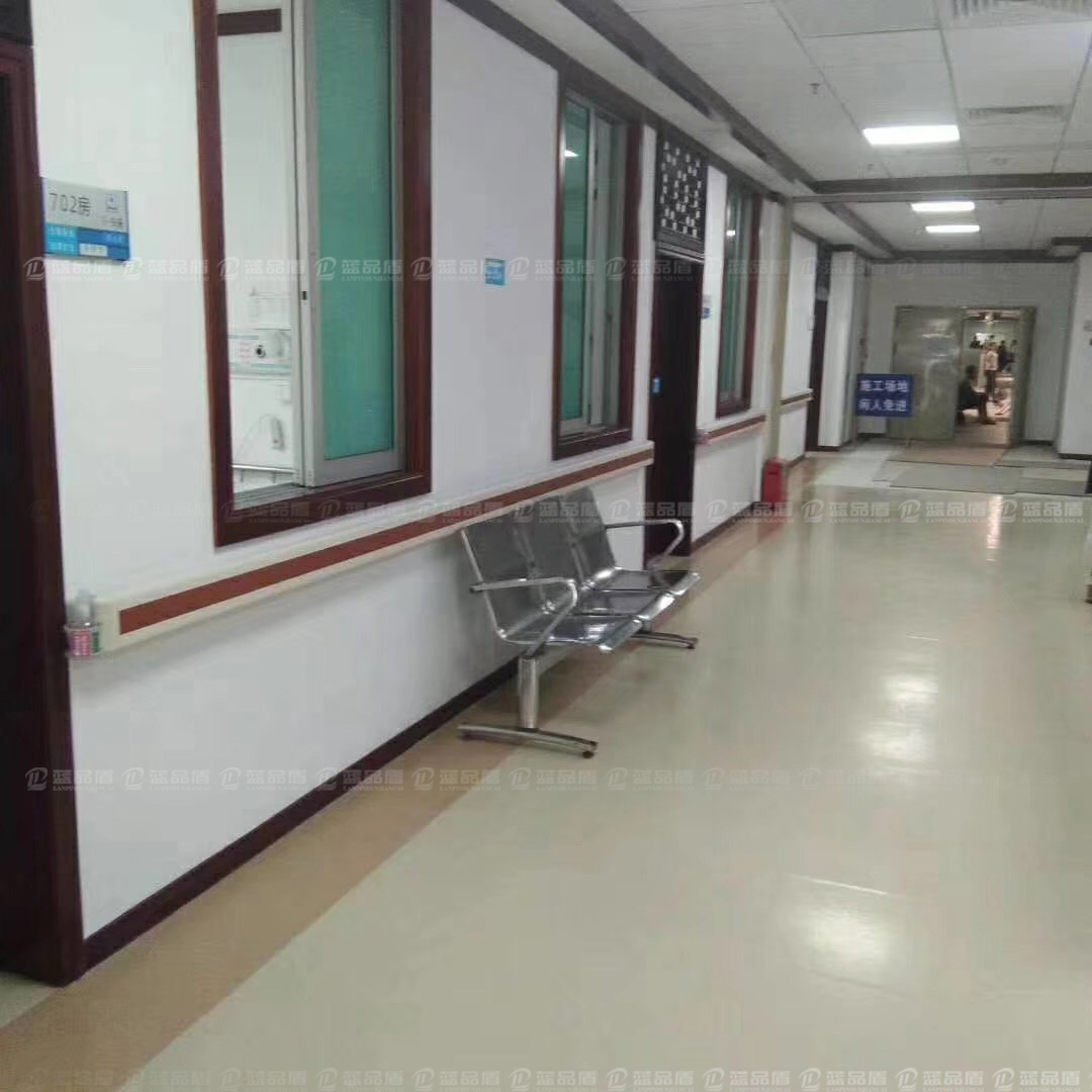 【广东】梅州人民医院木纹色的防撞扶手搭配,复古味十足