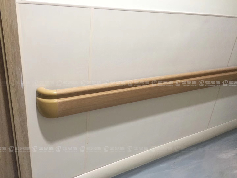 全木纹色的防撞扶手是深圳福田中医院所选择的颜色