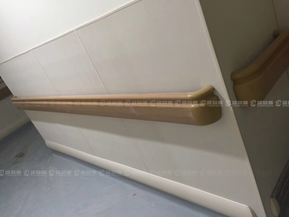 PT-159款木纹色走廊扶手很适合深圳福田中医院里的装修风格哦