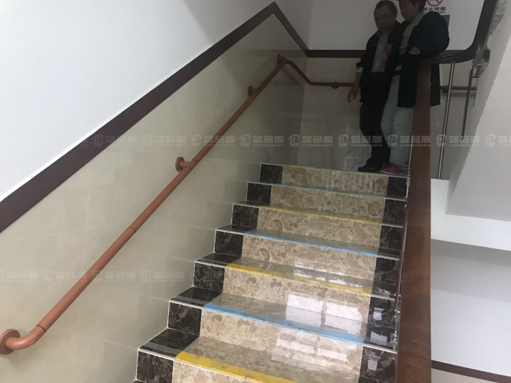 广东省第二人民医院白云院区订做的水转印木纹色走道扶手